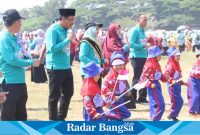 Kepala Bupati Ahmad Muhdlor Ali bersama anak TK se Sidoarjo ,Rabu (8/11) di Jengolo (Foto : Radarbangsa)