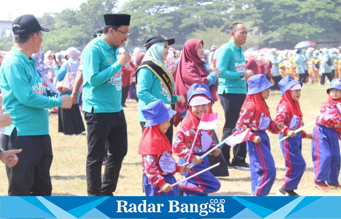 Kepala Bupati Ahmad Muhdlor Ali bersama anak TK se Sidoarjo ,Rabu (8/11) di Jengolo (Foto : Radarbangsa)