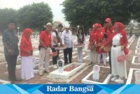 Hormati jasa para pahlawan, PAMMI Sidoarjo, tabur bungga di makam pahlawan,Jum at (10/11) Di Sidoarjo ( Foto : Radarbangsa)