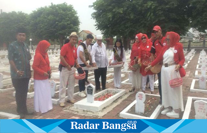 Hormati jasa para pahlawan, PAMMI Sidoarjo, tabur bungga di makam pahlawan,Jum at (10/11) Di Sidoarjo ( Foto : Radarbangsa)