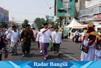 Bupati Sidoarjo Ahmad Muhdlor Ali buka acara carnaval santri ,Minggu (12/11) di Alun alun (Foto : Radarbangsa)