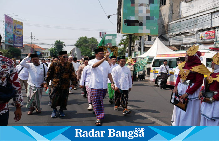 Bupati Sidoarjo Ahmad Muhdlor Ali buka acara carnaval santri ,Minggu (12/11) di Alun alun (Foto : Radarbangsa)