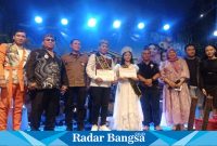 H Syamsul (tengah )bendahara PAMMI  foto bersama pengurus .Sabtu (23/10) di Candi (Foto : Radarbangsa)