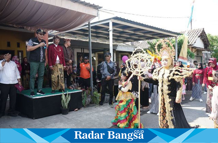 Wabup berangkatkan ruwat desa,Minggu (19/11) di Jabon (Foto : Radarbangsa)