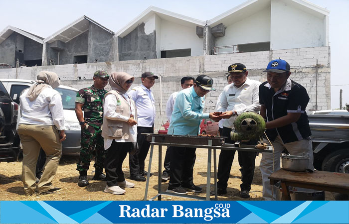 Wabup melakukan bakar sate dalam giat petarnak domba, Rabu (1/11) di Damarsi (Foto: Radarbangsa)