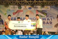 Bupati Sidoarjo saat menunjukan Bantuan dana sebanyak Rp. 5 miliar yang terhimpun oleh Baznas Sidoarjo untuk Palestina