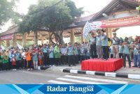 Bupati Sidoarjo Ahmad Muhdlor Ali bersama Kepala Dinas Pendidikan Kabupaten Sidoarjo Tirto Adi saat memberangkan jalan sehat di peringatan
Hari Guru Nasional dan PGRI ke-78