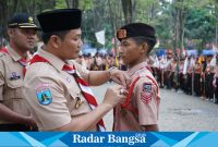 Wabup sematkan lencana pada ragu pengalang,Rabu (1/11) di Prigen (Foto : Radarbangsa)