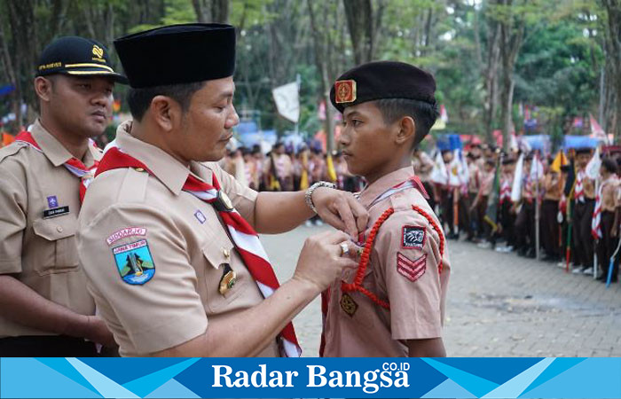 Wabup sematkan lencana pada ragu pengalang,Rabu (1/11) di Prigen (Foto : Radarbangsa)