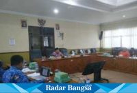 Suasana Hearing Komisi B dengan  kadis DLHK ,Selasa (29/11)  (Foto : Radarbangsa)