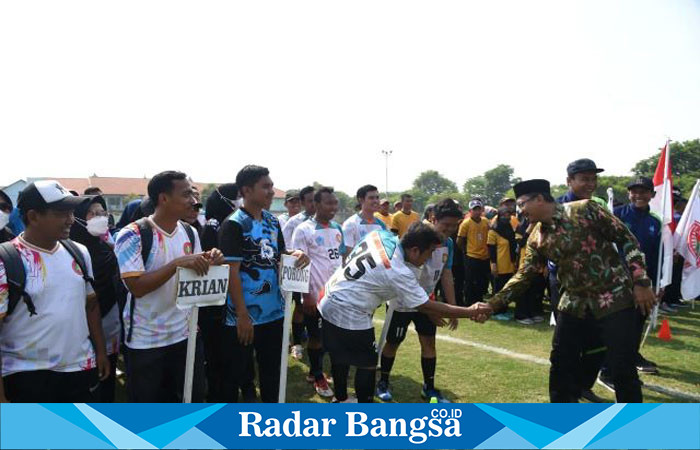 Bupati buka Porgu pekan olah raga guru,Senin(6/11) di Gor jengolo (Foto: RadarBangsa)