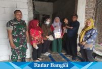 Tampak Lurah Babat Jerawat Menggendong Balita Stunting Saat Kunjungannya Bersama stafnya (Dok foto Yud)