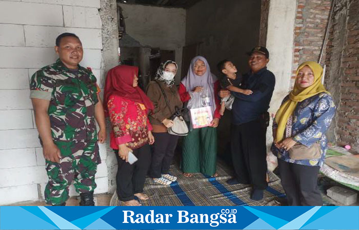 Tampak Lurah Babat Jerawat Menggendong Balita Stunting Saat Kunjungannya Bersama stafnya (Dok foto Yud)