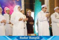 Gubernur Jawa Timur Khofifah Indar Parawansa saat  menghadiri 'Jawa Timur Bermunajat' bersama Majlis Maulid Wat Ta'lim Riyadlul Jannah di Masjid Nasional Al Akbar Surabaya, Sabtu (18/11) (Dok foto IST)