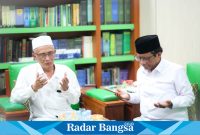 Mahfud MD bersama tim rombongan menyempatkan sowan meminta restu Kyai Salwa Arifin.