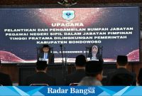 PJ Bupati Bondowoso, Bambang Sukwanto, melantik pengembalian jabatan definitif terhadap 8 orang pejabat eselon II B