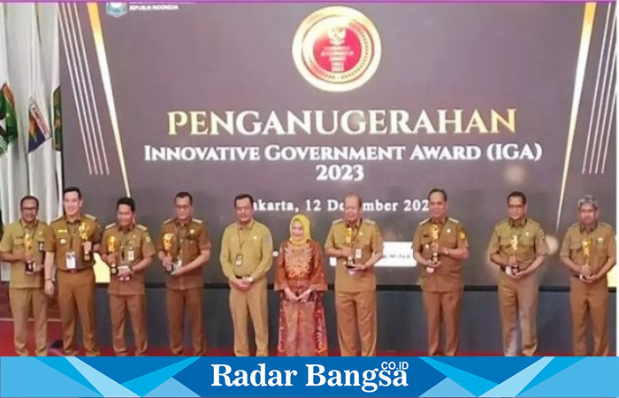 Pj. Bupati Bondowoso, Drs. Bambang Soekwanto, M.M., menerima penghargaan bergengsi