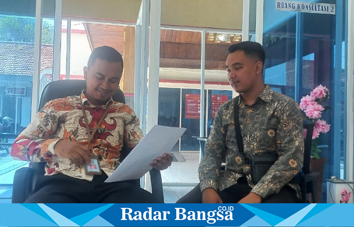 Humas Lapas Kelas IIB Lamongan Achmad Agus Amin saat ditemui media di ruangan depan layanan konsultasi Kantor Lapas Lamongan, jl. Sumargo No 19 Lamongan, Jumat (29/12) (Dok foto IST)