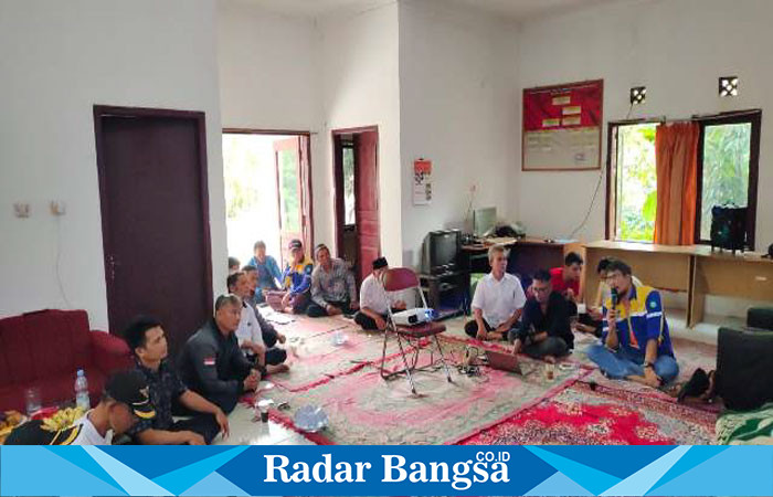 Bidang Sumber Daya Air (BSDA) dinas PUTR kabupaten Cianjur, provinsi Jawa Barat Bambang Sudrajat. ST. M.Sc sedang menyampaikan pembinaan terhadap GP3A sewilayah Cidaun. (Doc foto RadarBangsa.co.id/AE Nasution)