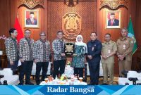 Gubernur Jawa Timur Khofifah Indar Parawansa  SAAT menerima audiensi pimpinan Otoritas Jasa Keuangan (OJK) Regional 4 (Dok foto IST)