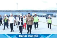 Gubernur Jawa Timur Khofifah Indar Parawansa saat meninjau persiapan operasional Bandara Internasional Dhoho  Kediri pada Jumat, (1/12) (Dok foto IST)