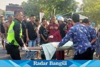 Petugas Satlantas Polres Lamongan saat mengevakuasi korban kecelakaan dibawa ke rumah sakit. (IST)