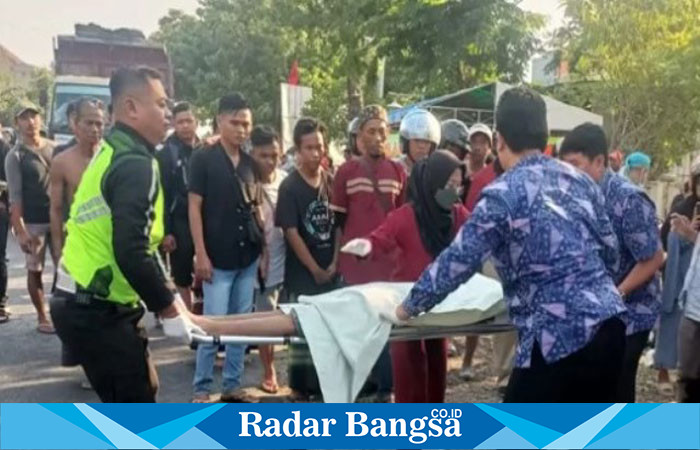 Petugas Satlantas Polres Lamongan saat mengevakuasi korban kecelakaan dibawa ke rumah sakit. (IST)