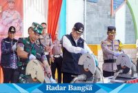 Bupati Lamongan Yuhronur Efendi bersama Kapolres Lamongan AKBP Yakhob Silvana Delareskha, Dandim 0812 Lamongan Letkol Arm Ketut Wira Purbawan, serta jajaran forkopimda Lamongan saat melakukan pemusnahan barang bukti (Do foto Ist)