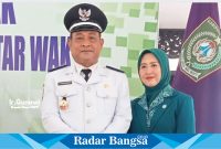 Kepala desa Tempeh Tengah terpilih, Muhammad Mansyursah bersama Nyoya, di acara pelantikan kepala desa, di pendopo Kabupaten Lumajang, Jawa Timur, Rabu pagi (27/12). (Dok Riyaman/Radarbangsa.co.id).