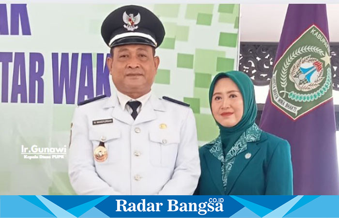 Kepala desa Tempeh Tengah terpilih, Muhammad Mansyursah bersama Nyoya, di acara pelantikan kepala desa, di pendopo Kabupaten Lumajang, Jawa Timur, Rabu pagi (27/12). (Dok Riyaman/Radarbangsa.co.id).