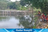 Para Pemancing di area pemancingan alam Rowosumo, di Dusun Darungan, Desa Wonokerto, Kecamatan Tekung, Kabupaten Lumajang Jawa Timur, Minggu (3/12/2023).