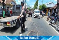 Ketika Polisi mengamankan tempat kejadian perkara (TKP) di jalan Mahakam, Senin (11/12). (Dok Riyaman/Radarbangsa.co.id).