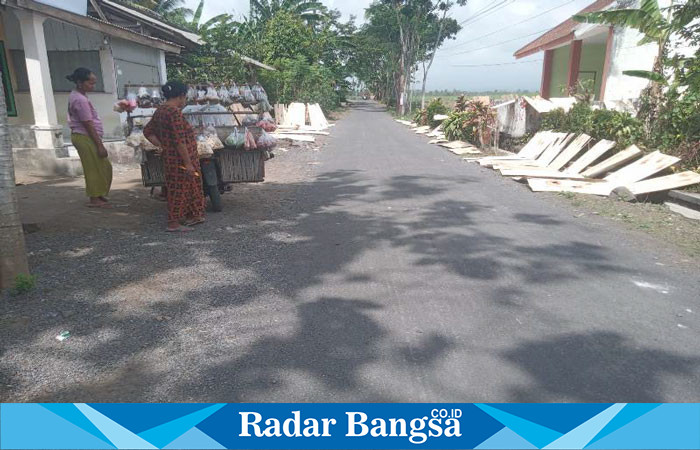 Pembangunan jalan lapis penetrasi (Lapen) sepanjang 417 M, dan lebar 3 M, di Dusun Besuk Utara, RT 01 RW 05, Desa Tumpeng, Kecamatan Candipuro. (Dok Riyaman/Radarbangsa.co.id).