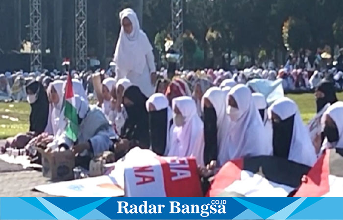 Para peserta doa bersama dan penggalangan dana untuk Palestina, di alun alun Lumajang, Senin (18/12). (Dok Riyaman/Radarbangsa.co.id).