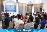 Ketua PWI Lumajang, Mujibul Choir, ketika memberikan sambutan di kegiatan pelatihan jurnalistik dasar, di gedung PKK Kabupaten Lumajang, Rabu (20/12). (Dok Riyaman/Radarbangsa.co.id).