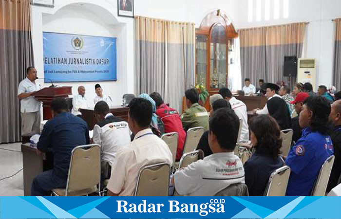 Ketua PWI Lumajang, Mujibul Choir, ketika memberikan sambutan di kegiatan pelatihan jurnalistik dasar, di gedung PKK Kabupaten Lumajang, Rabu (20/12). (Dok Riyaman/Radarbangsa.co.id).