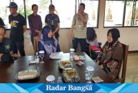 Menteri Sosial Tri Rismaharini didampingi Bupati Ngawi menjenguk sekaligus memberikan bantuan untuk Elvano anak berusia 3 tahun (Dok foto IST)