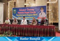 Bupati Pasaman Sabar AS memberi sambutan saat menutup rapat kerja percepatan capaian PBB-P2 se-Kabupaten Pasaman di Padang, Selasa (12/12/2023).