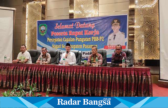 Bupati Pasaman Sabar AS memberi sambutan saat menutup rapat kerja percepatan capaian PBB-P2 se-Kabupaten Pasaman di Padang, Selasa (12/12/2023).