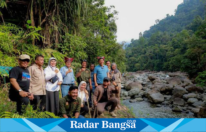 Bupati Pasaman Sabar AS bersama rombongan melakukan studi komparatif ke Desa Nyarai, Lubuk Alung, Kabupaten Padang Pariaman, belum lama ini