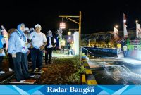 Neng Sasa tinjau kali Banjarkemantren , Jumat (1/12) di Sidoarjo (Foto: Radarbangsa)