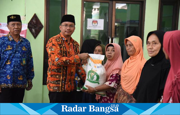 Bupati Sidoarjo menyerahkan bantuan beras 10 kg dari pemerintah pusat ,Senin (17/12) di Porong (Foto : Radarbangsa)