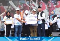 Bupati Sidoarjo saat memberikan piagam penghargaan pemenang Sidoresik, Minggu (24/12) di Alun alun (Foto : Radarbangsa)