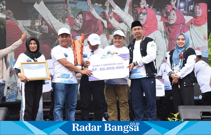 Bupati Sidoarjo saat memberikan piagam penghargaan pemenang Sidoresik, Minggu (24/12) di Alun alun (Foto : Radarbangsa)