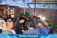 Bupati menyalami para petugas kebersihan sampah ,Selasa (27/12) di Kantor  DLHK (Foto: RadarBangsa)
