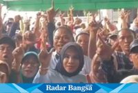 H Rahmat dan Hj Mimik Dihadapan ratusan partisan gerindra,Minggu (3/11) di Taman (Foto: Radarbangsa)