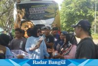 Hj Mimik Idayana membagikan susu dan kamanan pada warga ,Selasa (5/12) di Taman Pinang (Foto : Radarbangsa)