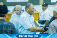 H Rahmat dan Hj Mimik salami para militan Gerindra,Selasa(6/12) di Krian (Foto:Radarbangsa)