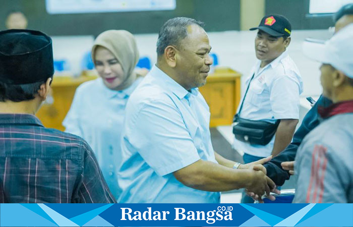 H Rahmat dan Hj Mimik salami para militan Gerindra,Selasa(6/12) di Krian (Foto:Radarbangsa)