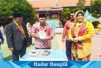 Kepala dinas pendidikan Tirto Adi dan Kepala sekolah SMPN 4 Sidoarjo Lilik Dalam  SPENIVDA BerAKsi